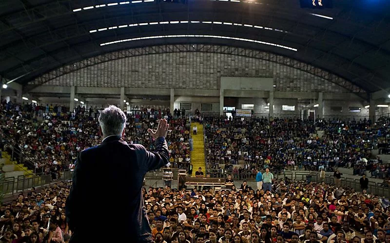 David Lynch visitando Ciudad de los Niños en Belo Horizonte, Brazil, recibido por 5000 niños. 